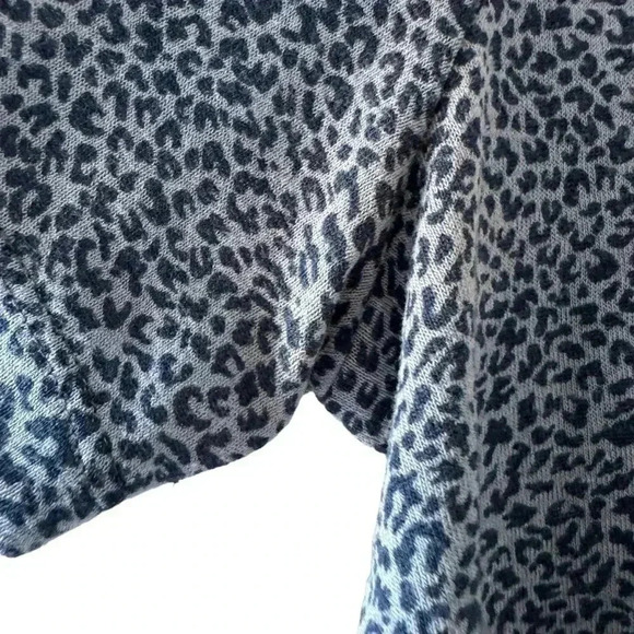 Athleta Chrome Blue Cheetah Breezy Scoop V-Neck Athleisure Tee Shirt SZ L #2135 - Picture 5 of 11